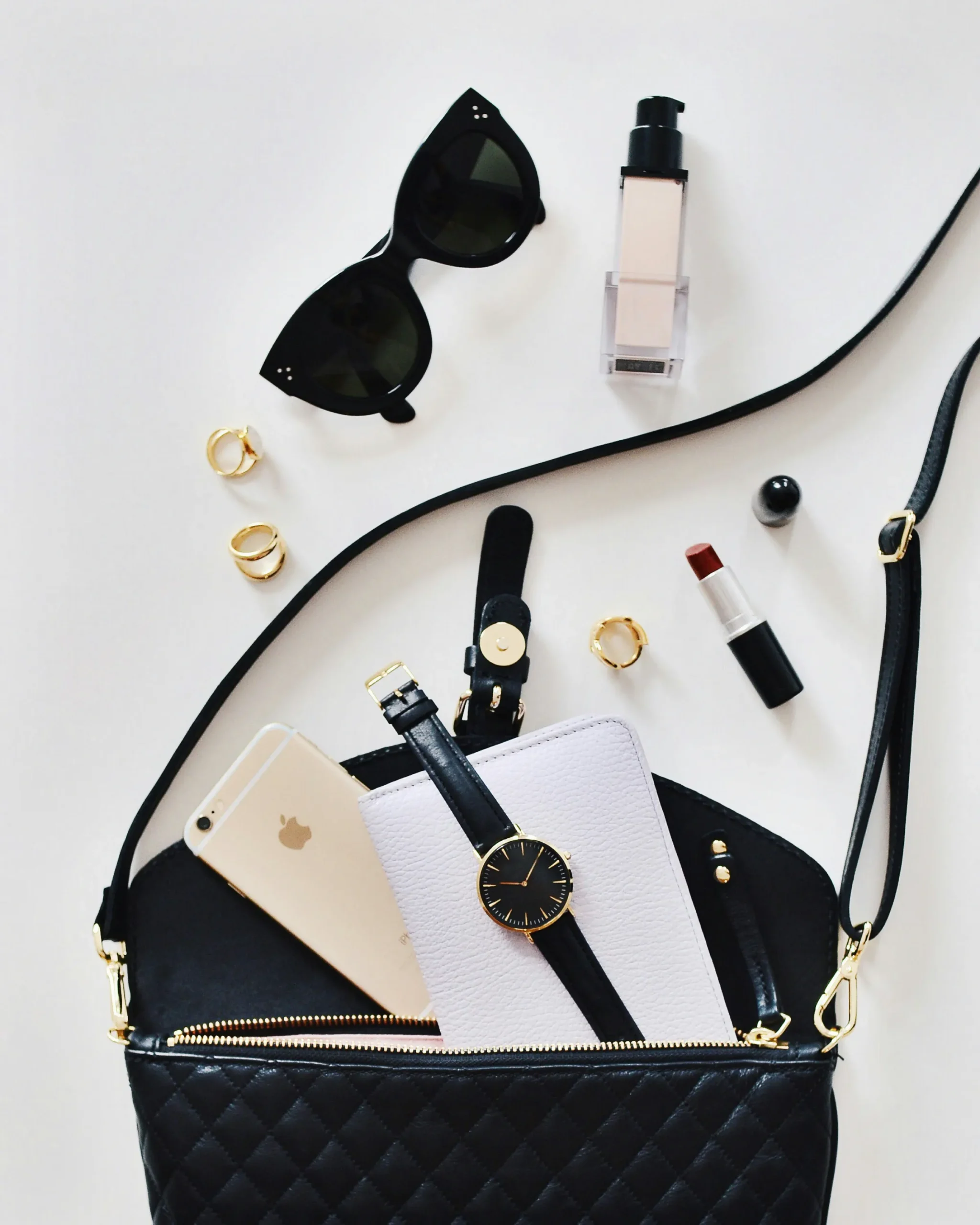 Minimalist Yet Glam: My Go-To Bag Essentials Revealed