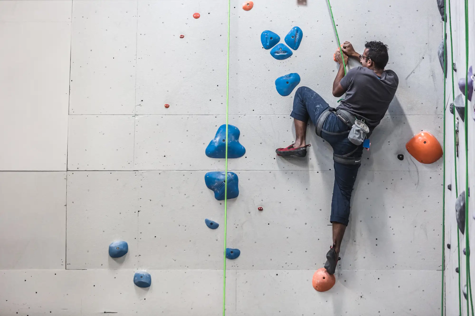 How Indoor Rock Climbing Boosts Mental Strength